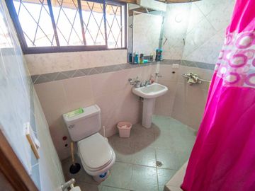 CASA EN VENTA $800.000 A 1 CUADRA DE LA USFQ