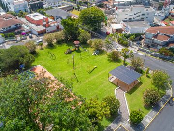 CASA EN VENTA $800.000 A 1 CUADRA DE LA USFQ