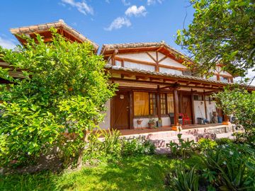 CASA EN VENTA $800.000 A 1 CUADRA DE LA USFQ