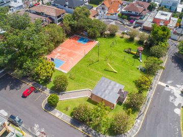 CASA EN VENTA $800.000 A 1 CUADRA DE LA USFQ