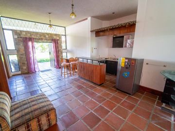 CASA EN VENTA $800.000 A 1 CUADRA DE LA USFQ