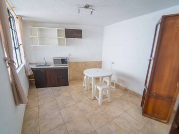 CASA EN VENTA $800.000 A 1 CUADRA DE LA USFQ