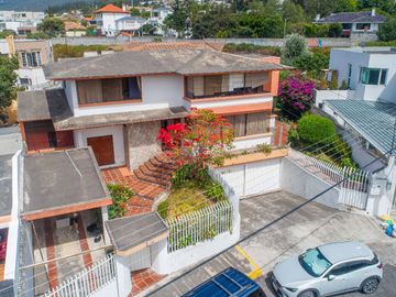 CASA EN VENTA $800.000 A 1 CUADRA DE LA USFQ