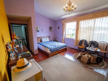 CASA EN VENTA $800.000 A 1 CUADRA DE LA USFQ