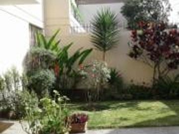 VENTA CASA SURCO LIMITE CON MIRAFLORES  FRENTE A PARQUE $.540,000 A TRATAR