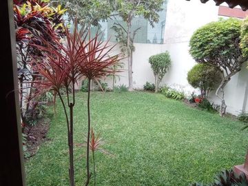 VENTA CASA SURCO LIMITE CON MIRAFLORES  FRENTE A PARQUE $.540,000 A TRATAR