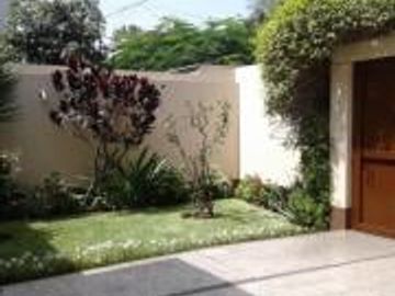 VENTA CASA SURCO LIMITE CON MIRAFLORES  FRENTE A PARQUE $.540,000 A TRATAR