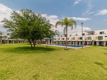 CASA EN VENTA EN CONDOMINIO, CON ALBERCA. UBICADA A 15 MINUTOS DE CUERNAVACA, MORELOS; MÉXICO.