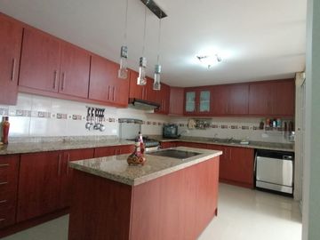 Casa en Venta de 327 Metros en el Sector Sauce, Tumbaco, Quito