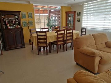 Casa en Venta de 327 Metros en el Sector Sauce, Tumbaco, Quito