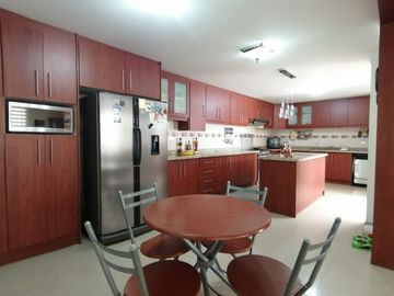 Casa en Venta de 327 Metros en el Sector Sauce, Tumbaco, Quito