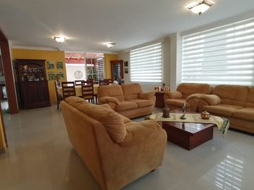 Casa en Venta de 327 Metros en el Sector Sauce, Tumbaco, Quito