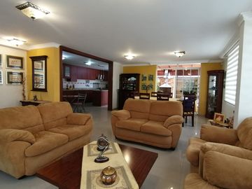 Casa en Venta de 327 Metros en el Sector Sauce, Tumbaco, Quito