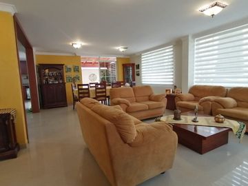 Casa en Venta de 327 Metros en el Sector Sauce, Tumbaco, Quito