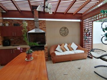 Casa en Venta de 327 Metros en el Sector Sauce, Tumbaco, Quito