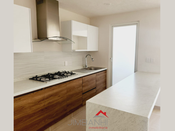 Casa en venta Michoacan, dentro de Morelia cerca del estadio Morelos, con sala de juegos y jardin