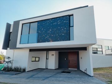 Casa de 3 Niveles en Lomas de Angelopolis