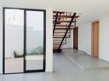 Casa de 3 Niveles en Lomas de Angelopolis