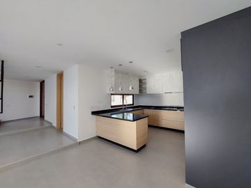 Casa de 3 Niveles en Lomas de Angelopolis