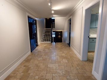 Vendo casa independiente, exclusiva, sector González Suárez, para uso residencial, comercial, oficinas