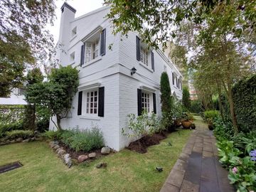Vendo casa independiente, exclusiva, sector González Suárez, para uso residencial, comercial, oficinas