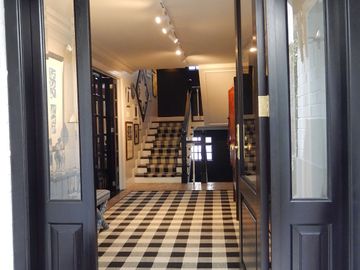 Vendo casa independiente, exclusiva, sector González Suárez, para uso residencial, comercial, oficinas