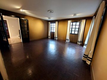 Vendo casa independiente, exclusiva, sector González Suárez, para uso residencial, comercial, oficinas