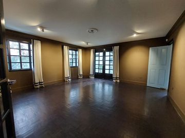 Vendo casa independiente, exclusiva, sector González Suárez, para uso residencial, comercial, oficinas