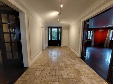 Vendo casa independiente, exclusiva, sector González Suárez, para uso residencial, comercial, oficinas