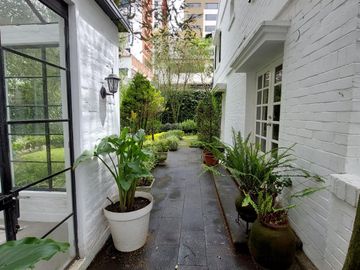 Vendo casa independiente, exclusiva, sector González Suárez, para uso residencial, comercial, oficinas