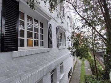 Vendo casa independiente, exclusiva, sector González Suárez, para uso residencial, comercial, oficinas
