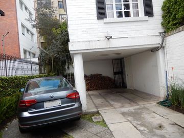 Vendo casa independiente, exclusiva, sector González Suárez, para uso residencial, comercial, oficinas