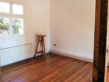 VENDE HERMOSA CASA REMODELADA, ERNESTO PINTO LAGARRIGUE, BARRIO BELLAVISTA, RECOLETA, 3 DORMITORIOS, 2 BAÑOS, PATIO
