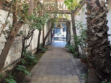 VENDE HERMOSA CASA REMODELADA, ERNESTO PINTO LAGARRIGUE, BARRIO BELLAVISTA, RECOLETA, 3 DORMITORIOS, 2 BAÑOS, PATIO