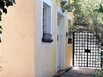 VENDE HERMOSA CASA REMODELADA, ERNESTO PINTO LAGARRIGUE, BARRIO BELLAVISTA, RECOLETA, 3 DORMITORIOS, 2 BAÑOS, PATIO