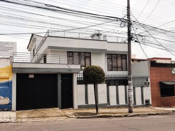 BAJAMOS EL PRECIO !! - COMERCIAL - QUITO NORTE - ANGEL LUDEÑA - VENDO CASA - OPORTUNIDAD !!