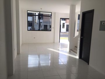 CASAS  EN VENTA  EN URBANIZACIÓN  DE PORTOVIEJO VIA A SANTA ANA
