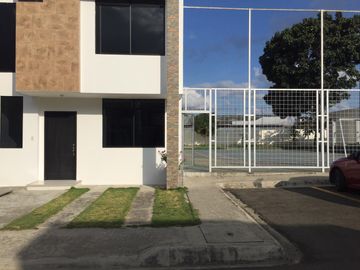 CASAS  EN VENTA  EN URBANIZACIÓN  DE PORTOVIEJO VIA A SANTA ANA