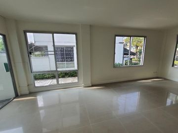 Townhome for sale, Town Plus Village, Huamark, Krungthep Kreetha 7, fully furnished. Ready to move in/52-TH-65109