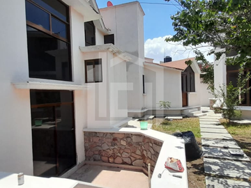 ▪️Amplia Residencia en Col. Carlos Rovirosa, a pocos metros de la Carretera México- Pachuca, a un costado de la Procuraduría General.