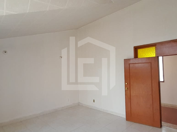▪️Amplia Residencia en Col. Carlos Rovirosa, a pocos metros de la Carretera México- Pachuca, a un costado de la Procuraduría General.