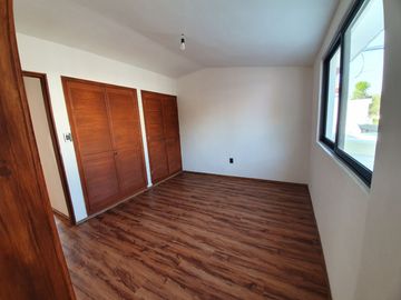CASA EN RENTA EN VALLE DORADO