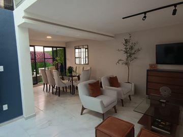 Casa Residencial con Alberca y Terraza!