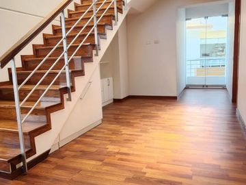 VENDO HERMOSO Y AMPLIO DUPLEX CERCA AL CLUB INTERNACIONAL 410M2