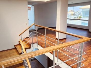 VENDO HERMOSO Y AMPLIO DUPLEX CERCA AL CLUB INTERNACIONAL 410M2