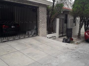 CASA EN VENTA EN MONTERREY NL, ZONA COLINAS DE SAN JERONIMO, 3 NIVELES
