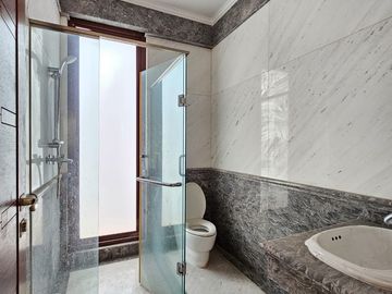 DI RUMAH MEWAH PHG GADING SERPONG THE CROWN LUAS 504 HADAP SELATAN