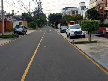 Venta de hermosa Casa en exclusiva zona de Miraflores con amplio jardin