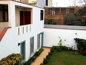 Venta de hermosa Casa en exclusiva zona de Miraflores con amplio jardin