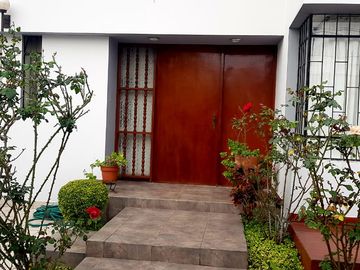 Venta de hermosa Casa en exclusiva zona de Miraflores con amplio jardin